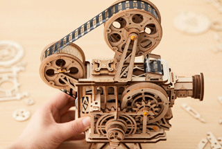 激光切割木質(zhì)放映機(jī)，那抹不去的兒時記憶